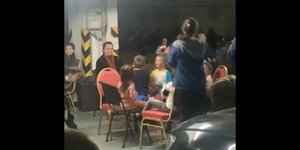 Παιδιά τραγουδούν σε καταφύγιο στην Ουκρανία