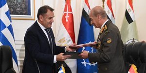Ο Νίκος Παναγιωτόπουλος δίνει στον Αιγύπτιο υπουργό Αμυνας το έγγραφο της συμφωνίας