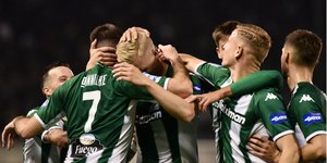 Παίκτες του Παναθηναϊκού πανηγυρίζουν γκολ που σημείωσαν