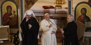 Ο Πάπας Φραγκίσκος και ο Αρχιεπίσκοπος Ουκρανίας συνομιλούν με παπά