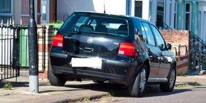 Παράνομα παρκαρισμένα αυτοκίνητα