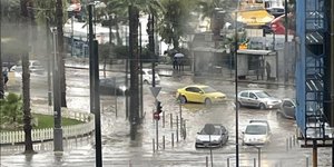 Πλημμύρισαν οι δρόμοι του Πειραιά από την κακοκαιρία EVA