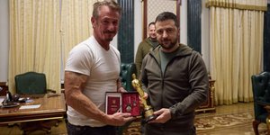Ο Σον Πεν προσφέρει το βραβείο Όσκαρ που είχε κερδίσει στο Βολοντίμιρ Ζελένσκι/ Twitter