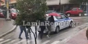 Περαστικοί σπρώχνουν περιπολικό στη Λαμία