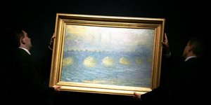 Ανδρες κρεμάνε πίνακα ζωγραφικής του Πολ Αλεν