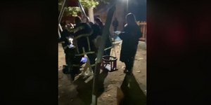 Πυροσβέστες απεγκλωβίζουν κοπέλα από κούνια