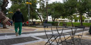 Ανδρας περπατά στη πλατεία Νέας Σμύρνης