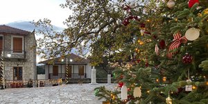 Στολισμένη η πλατεία στην Βαμβακού 