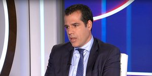 Ο υπουργός Υγείας Θάνος Πλεύρης στην εκπομπή «Στο Κέντρο» της ΕΡΤ