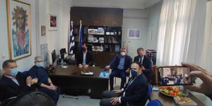 Ο Θάνος Πλεύρης με γιατρούς και προσωπικό στο Μαμάτσειο