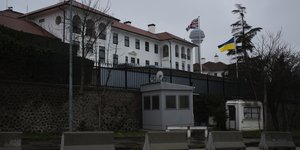 Βρετανική και Ουκρανική σημαία έξω από πρεσβεία στη Τουρκία