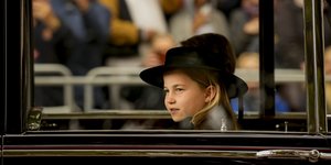 Η πριγκίπισσα Σάρλοτ μέσα σε αυτοκίνητο