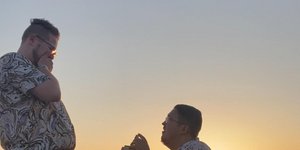 Έκαναν πρόταση γάμου ο ένας στον άλλον σχεδόν ταυτόχρονα
