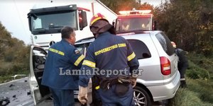 Πυροσβέστες κάνουν απεγκλωβισμό τραυματιών σε σύγκρουση ΙΧ με νταλίκα