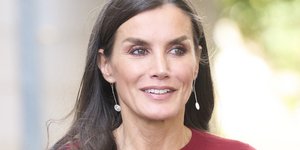 Η βασίλισσα Λετίθια με κόκκινο δερμάτινο παντελόνι