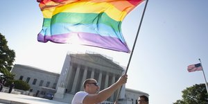 ΛΟΑΤΚΙ σημαία υποψήφιοι ενδιάμεσες εκλογές ΗΠΑ