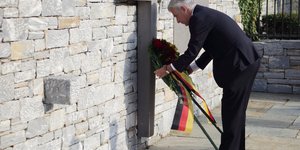 Ο Γερμανός πρέσβης στην Αθήνα Ερνστ Ράιχελ καταθέτει στεφάνι στην τελετή μνήμης που πραγματοποιήθηκε κατά την Ημέρα Εθνικού Πένθους στο Γερμανικό Στρατιωτικό Κοιμητήριο Διονύσου – Ραπεντώσας