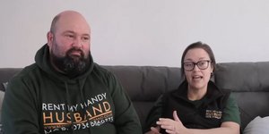 Η Λόρα Γιανγκ με τον σύζυγό της Τζέιμς