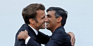 Ο Βρετανός πρωθυπουργός, Ρίσι Σούνακ, με τον Γάλλο πρόεδρο, Εμανουέλ Μακρόν