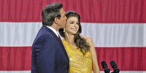 Ο κυβερνήτης της Φλόριντα Ρον Ντε Σάντις φιλά τη σύζυγό του Κέισι μετά την επανεκλογή του