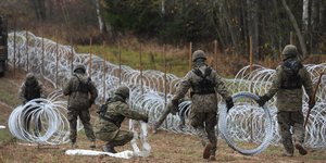 Ρώσοι στρατιώτες απλώνουν συρματοπλέγματα