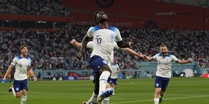 Ο Σάκα πανηγυρίζει γκολ εναντίον του Ιράν στη πρεμιέρα του Παγκοσμίου Κυπέλλου στο Κατάρ