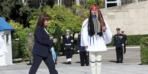Η Κατερίνα Σακελλαροπούλου καταθέτει στεφάνι στον Άγνωστο Στρατιώτη για την Ημέρα των Ενόπλων Δυνάμεων/ Φωτογραφία: ΓΙΑΝΝΗΣ ΠΑΝΑΓΟΠΟΥΛΟΣ/EUROKINISSI