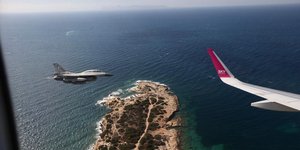 Η μεγάλη αεροπορική επίδειξη κορυφώθηκε με τις πτήσεις κλειστού σχηματισμού από Mαχητικά F-16 Block 50 και Rafale  συμμετείχαν με πτήσεις κλειστού σχηματισμού μαζί με το Airbus A320neo της SKY express