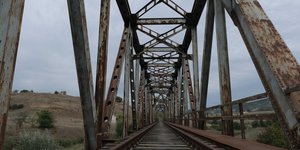 Μία παλιά σιδηροδρομική γέφυρα στη Θεσσαλονίκη 