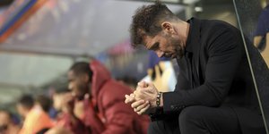 Ο προπονητής της Ατλέτικο Μαδρίτης, Ντιέγκο Σιμεόνε, απογοητευμένος στον πάγκο μετά τον αποκλεισμό από την Ευρώπη