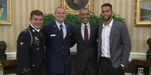 Ο Αλεκ Σκαρλάτος με τον Μπαράκ Ομπάμα 