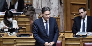 Ο Θεόδωρος Σκυλακάκης μιλάει στη Βουλή