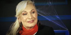 Απολαυστική για τον τρόπο που αντιμετωπίζει τον θάνατο η Σόφη Ζαννίνου