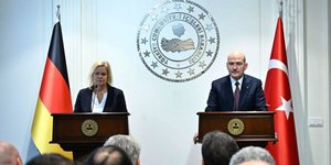 Νάνσι Φρέιζερ και Σουλεϊμάν Σοϊλού σε συνέντευξη Τύπου