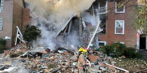 Πυροσβέστες σβήνουν φωτιά σε κατοικίες στο Μέριλαντ