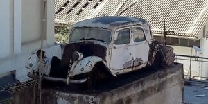Ιδού το αυτοκίνητο που βρίσκεται για χρόνια πάνω σε ταράτσα