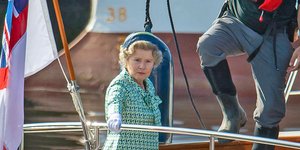 H Imelda Staunton ως βασίλισσα Ελισάβετ