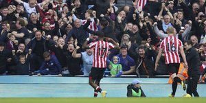 Ο Τόνεϊ της Μπρέντφορντ πανηγυρίζει το νικητήριο γκολ κόντρα στη Μάντσεστερ Σίτι