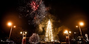 Φωταγωγήθηκε στα Τρίκαλα το μεγαλύτερο χριστουγεννιάτικο δέντρο της Ελλάδας