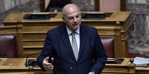 Ο Κώστας Τσιάρας απευθύνεται στη Βουλή