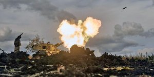 Ουκρανικό άρμα μάχης βάλλει κατά ρωσικών θέσεων