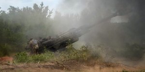 Ουκρανοί βάλλουν κατά ρωσικών θέσεων με αμερικανικό πυροβόλο