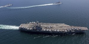 To αεροπλανοφόρο USS Abraham Lincoln