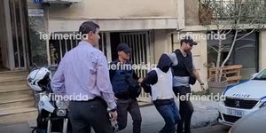 O «βιαστής με το τατουάζ» στο Παλαιό Φάληρο βγαίνει από το κτίριο της Ασφάλειας