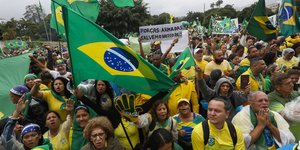 Βραζιλιάνοι πολίτες οπαδοί του Μπολσονάρου διαδηλώνουν