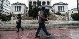 Κακοκαιρία «Άριελ» βροχόπτωση ομπρέλες κέντρο Αθήνας