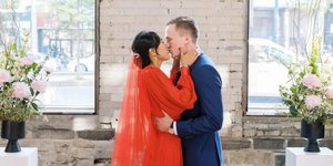 γυναίκα με κόκκινο νυφικό