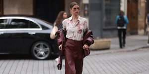 γυναίκα με δερμάτινη φούστα