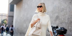 γυναίκα με φόρεμα και τσάντα