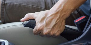 Χειρόφρενο στο αυτοκίνητο